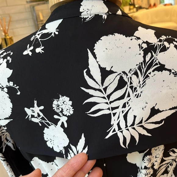 NWOT cinq a sept black and white floral print belted lightweight trench coat. - Picture 11 of 14